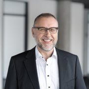 Franz Koller, CEO von UID, in dunklem Anzug und weißem Hemd